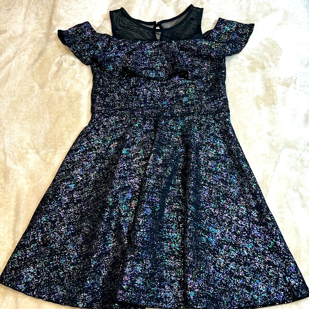 D signed girls dress M